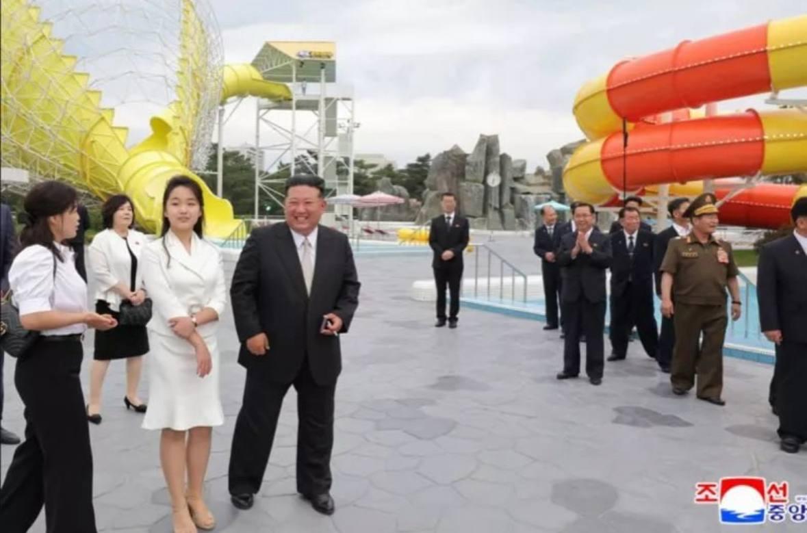 Первая леди КНДР появилась на публике с роскошной сумкой / KCNA Первая леди КНДР появилась на публике с роскошной сумкой / KCNA