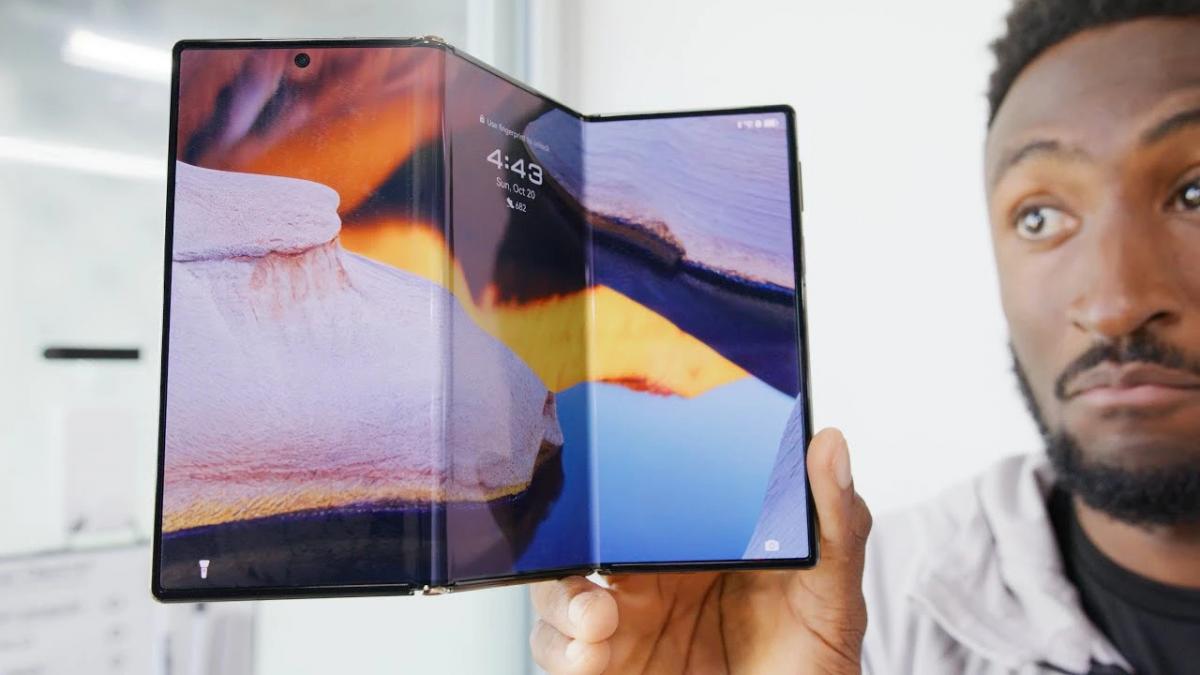 Конкурировать Samsung Galaxy G Fold придется с Huawei Mate XT / фото MKBHD Конкурировать Samsung Galaxy G Fold придется с Huawei Mate XT / фото MKBHD