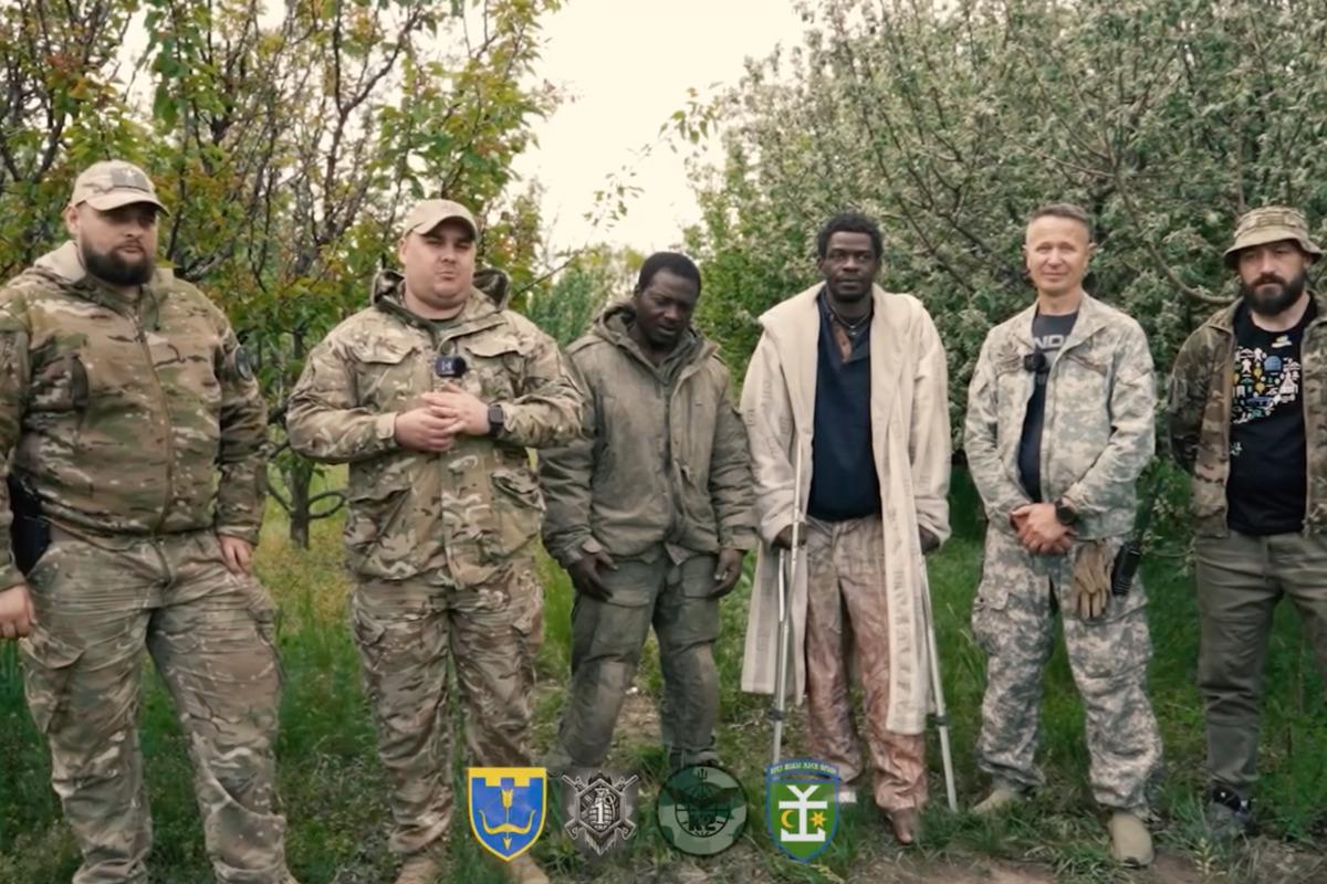 В полон ЗСУ потрапили двоє громадян Камеруну / кадр з відео В полон ЗСУ потрапили двоє громадян Камеруну / кадр з відео