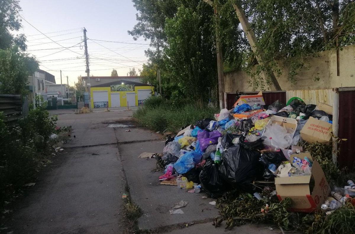 У курортній частині села розкидані гори сміття / фото - t.me/mariupolnow У курортній частині села розкидані гори сміття / фото - t.me/mariupolnow