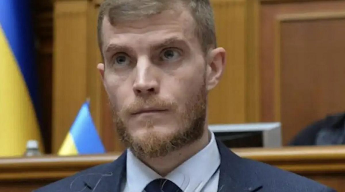 Жена нардепа Хлапука мигрировала в Британию, но получает соцвыплаты из украинского бюджета