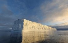 Ледовый красавец: к украинским полярникам приплыл великан необычной формы (фото)