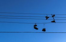 Почему на линиях электропередач висит так много обуви: вариантов несколько и все удивляют