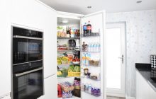 Какую еду не стоит хранить на нижней полке холодильника: диетологи назвали 9 продуктов