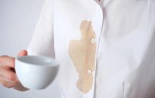 Пляма від кави зникне без сліду навіть із білої тканини: ось чим потрібно її змастити
