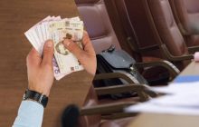 В Україні знову підняли зарплати чиновникам: хто скільки отримує