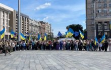 Тысячи людей вышли в Киеве с требованиями "перестать воровать на фортификациях и гуманитарке"