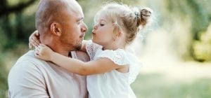 День отца в Украине 2026: когда поздравлять папу и что ему подарить