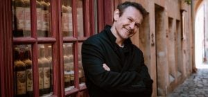 "Готов випити цю чашу до дна": Вакарчук посадив на плечі дорослу фанатку (відео)