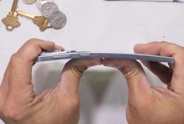 Найтонший смартфон Samsung погнули, подряпали та підпалили: наскільки він міцний