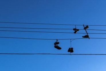 Чому на лініях електропередач висить так багато взуття: варіантів кілька і всі дивують