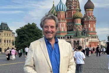 Батько Маска прилетів у Москву і розкритикував сина