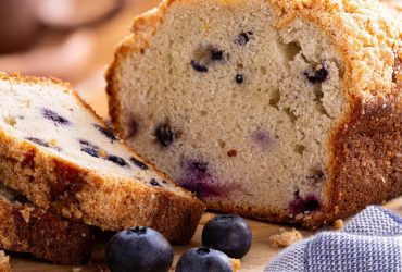 Легко та просто: експерти розкрили рецепт пирога з чорницею, який ідеально підійде для літа