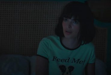 Netflix показав трейлер ромкому Занадто: у серіалі зіграла Емілі Ратаковскі