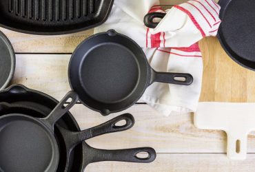 Что нельзя жарить на чугунной сковороде: шеф-повар назвал 4 опасных продукта