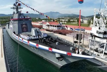 КНДР со второй попытки торжественно спустила свой затонувший эсминец на воду (фото)