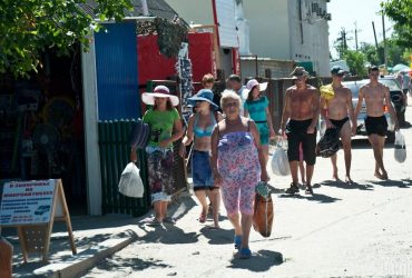 Тихо та безлюдно: який вигляд зараз має популярний курорт Кирилівка на Запоріжжі (відео)