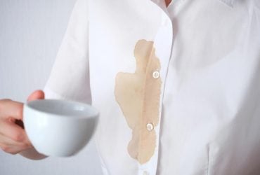 Пятно от кофе исчезнет без следа даже с белой ткани: вот чем нужно его смазать