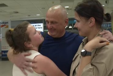 Звільнений з російського ув'язнення український журналіст Єсипенко зустрівся з родиною