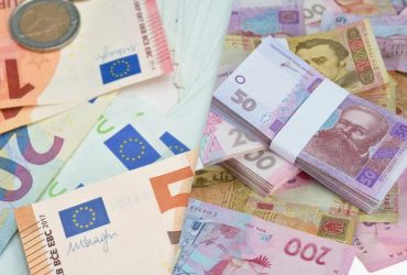 Евро отошел от исторического максимума: официальный курс валют на вторник