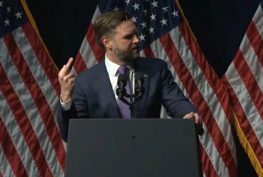 Ми - номер 1: Венс публічно показав середній палець (відео)