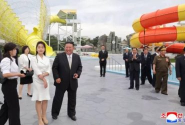 Жена Ким Чен Ына засветила роскошную сумку