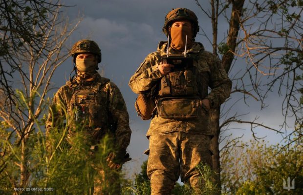 Сегодня -  День Вооруженных Сил Украины: поздравления и открытки героям