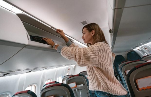 Більшість людей не знають про це неписане правило щодо ручної поклажі в літаку