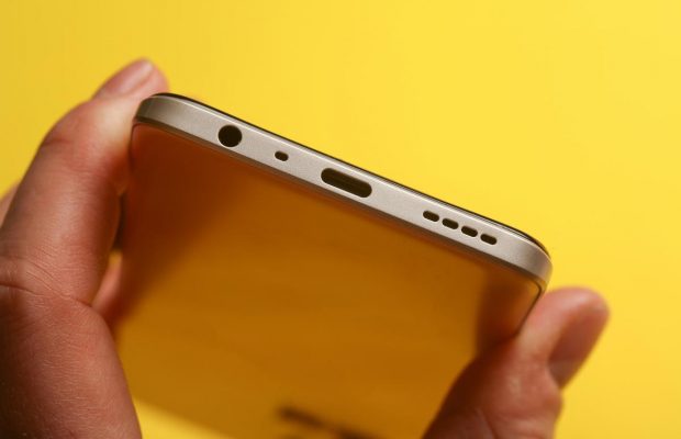 Як почистити гніздо зарядки смартфона в домашніх умовах: швидко і просто