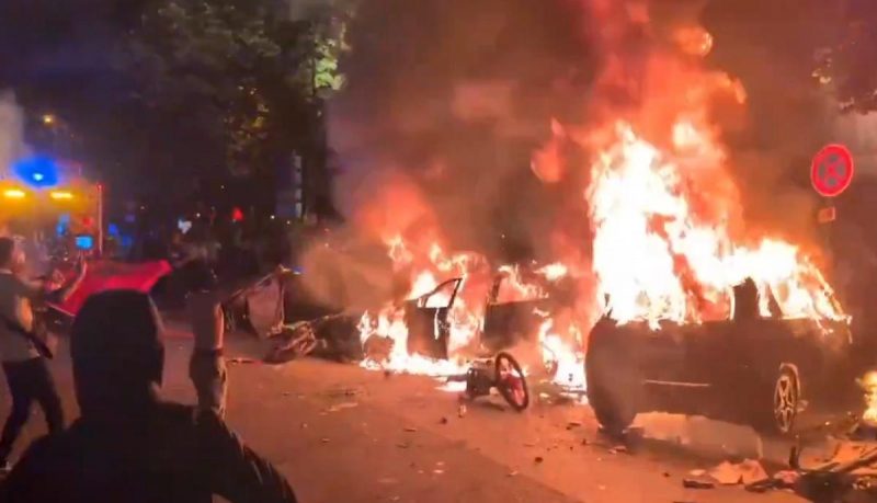 У Парижі фанати вступили в сутички з поліцією і палили автомобілі / скріншот У Парижі фанати вступили в сутички з поліцією і палили автомобілі / скріншот