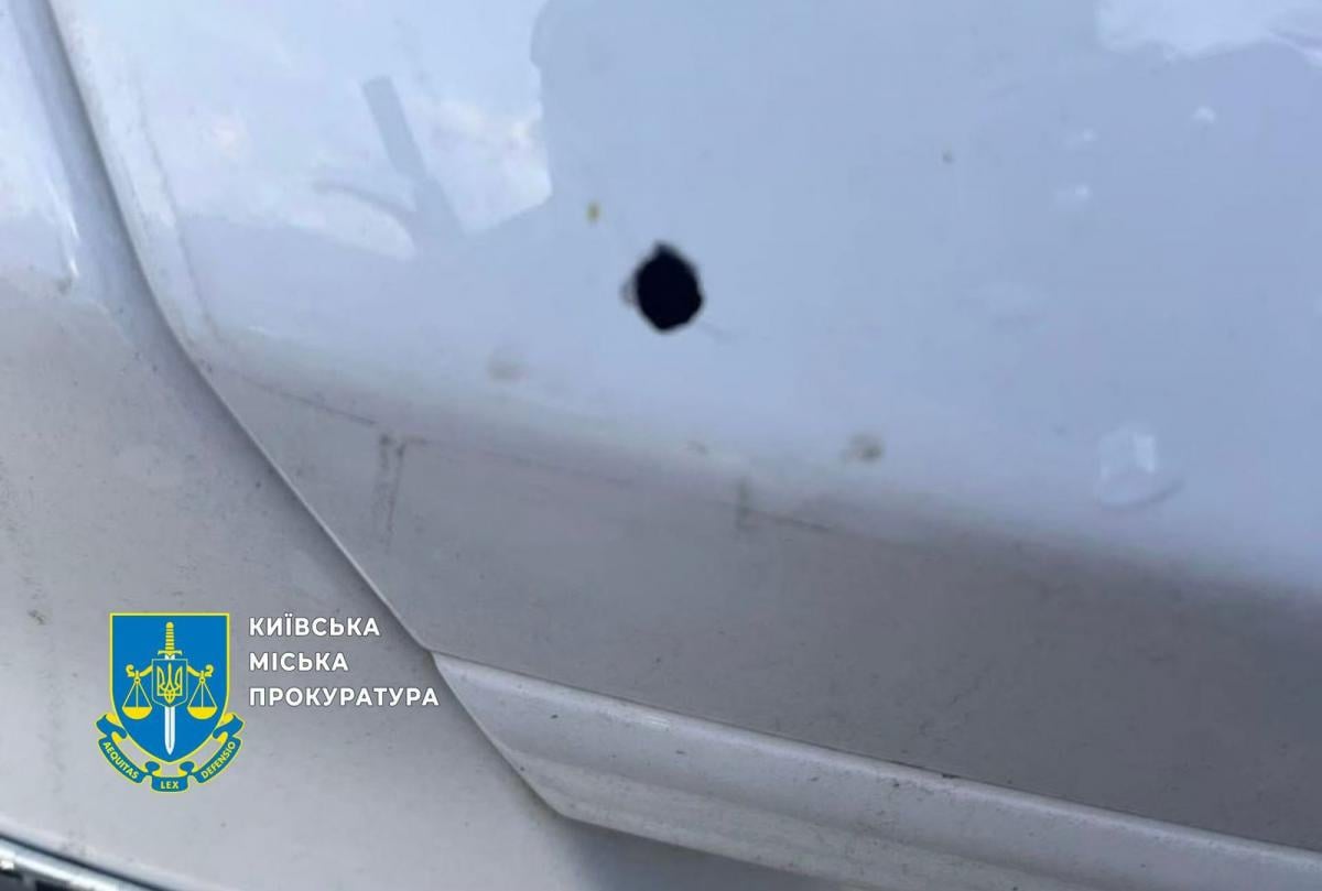 Дырка от попадания пули в машину / фото Киевская городская прокуратура Дырка от попадания пули в машину / фото Киевская городская прокуратура