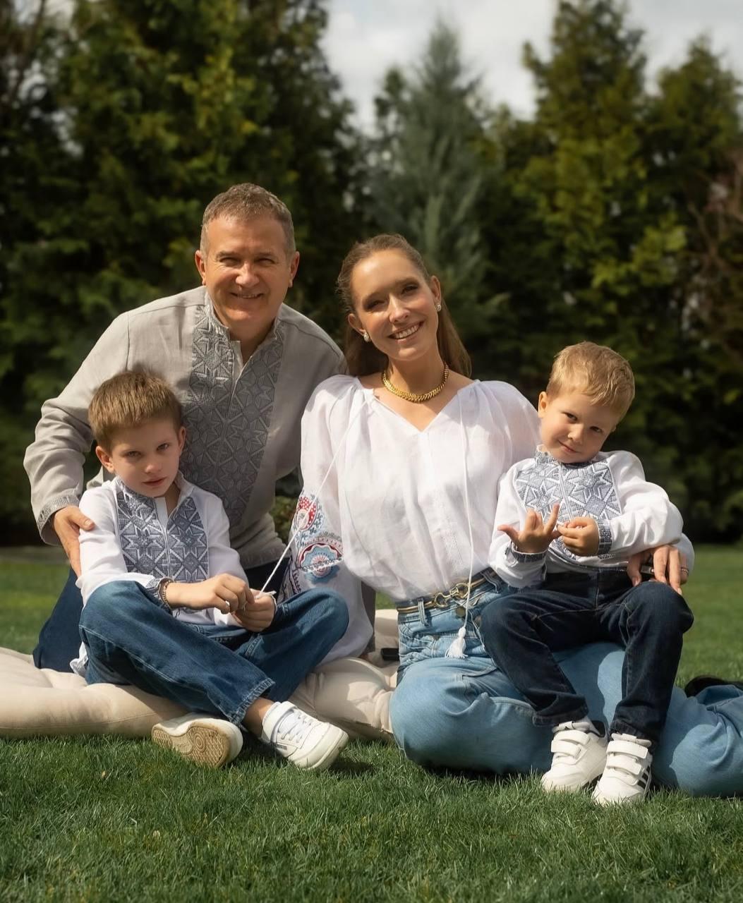 Катерина та Юрій з синами / фото інстаграм Катерини Осадчої Катерина та Юрій з синами / фото інстаграм Катерини Осадчої