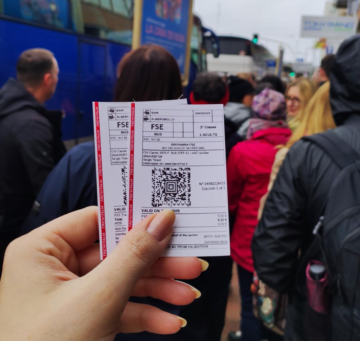Прямой автобус из Бари в Альберобелло стоит 5 евро / коллаж УНИАН, фото Марина Григоренко Прямой автобус из Бари в Альберобелло стоит 5 евро / коллаж УНИАН, фото Марина Григоренко