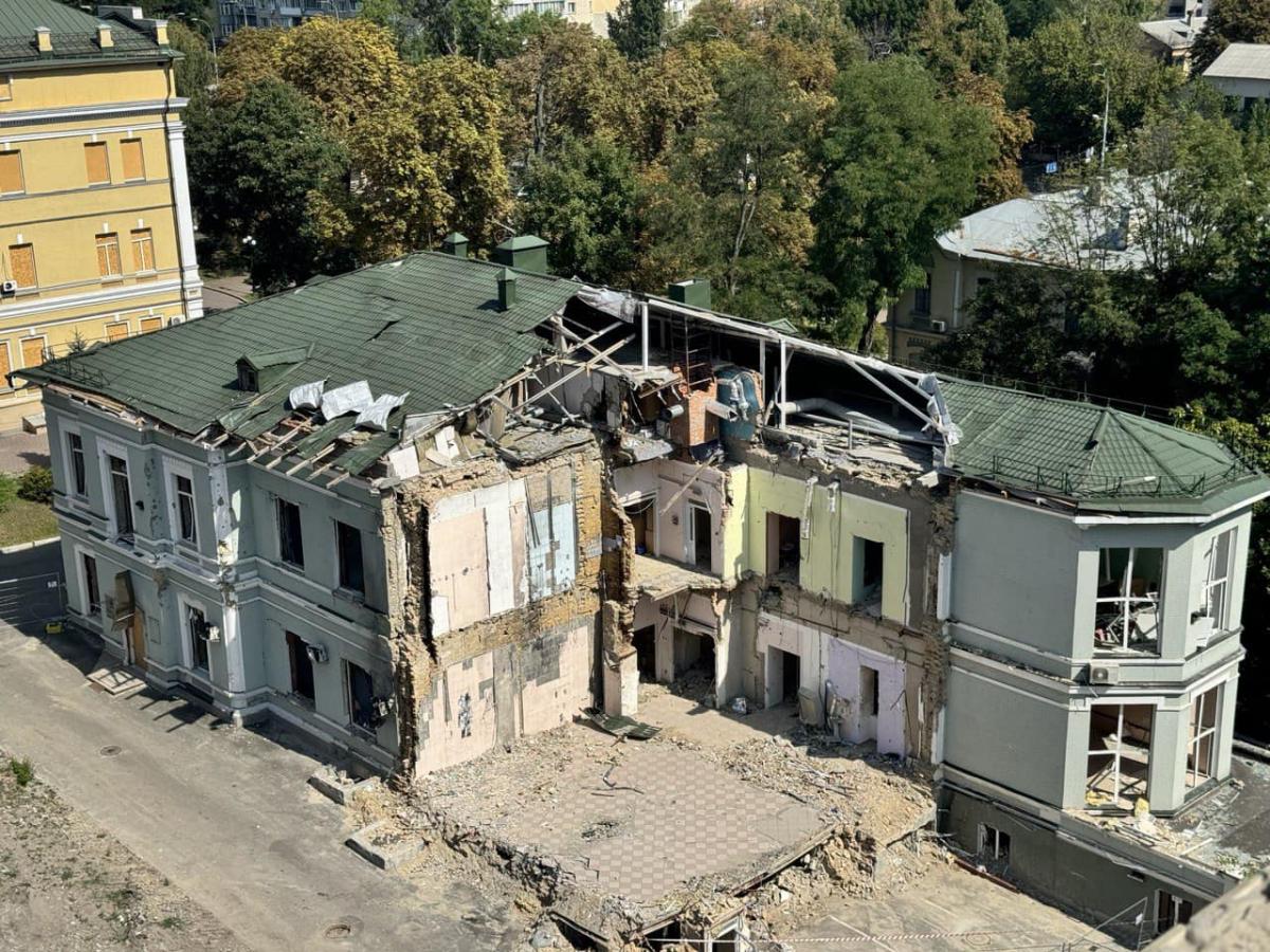 Один из корпусов Охматдета после удара российской ракеты / фото facebook.com/ndslohmatdyt Один из корпусов Охматдета после удара российской ракеты / фото facebook.com/ndslohmatdyt