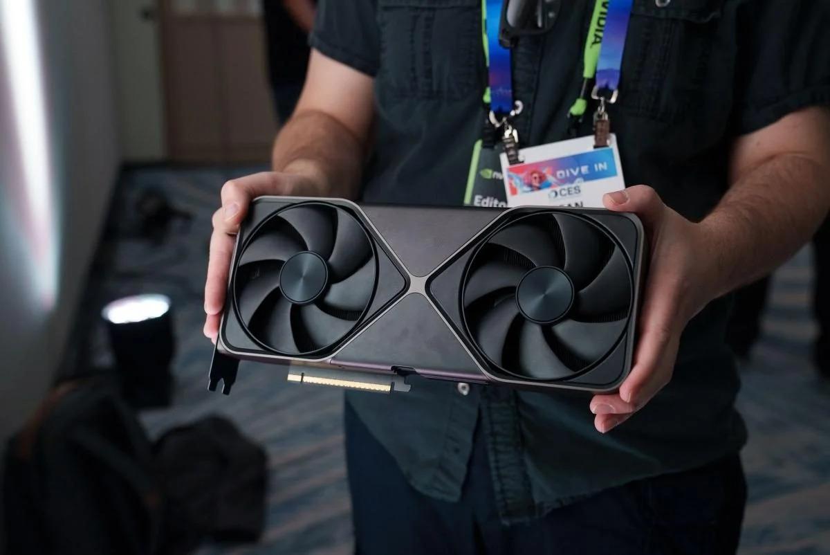 GeForce RTX 5090 / фото The Verge GeForce RTX 5090 / фото The Verge