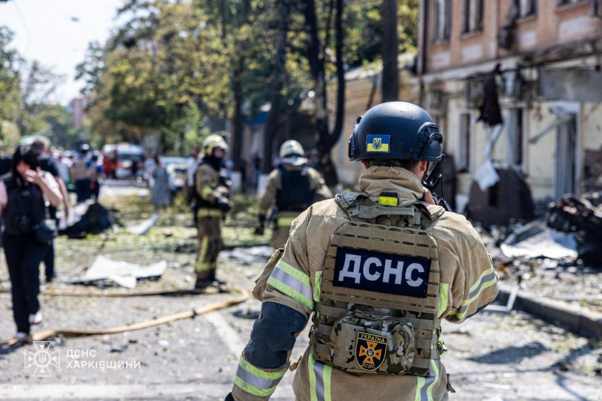 Россия сначала запускает беспилотники, которые наносят удары по гражданской инфраструктуре или жилым домам / фото ГСЧС Россия сначала запускает беспилотники, которые наносят удары по гражданской инфраструктуре или жилым домам / фото ГСЧС