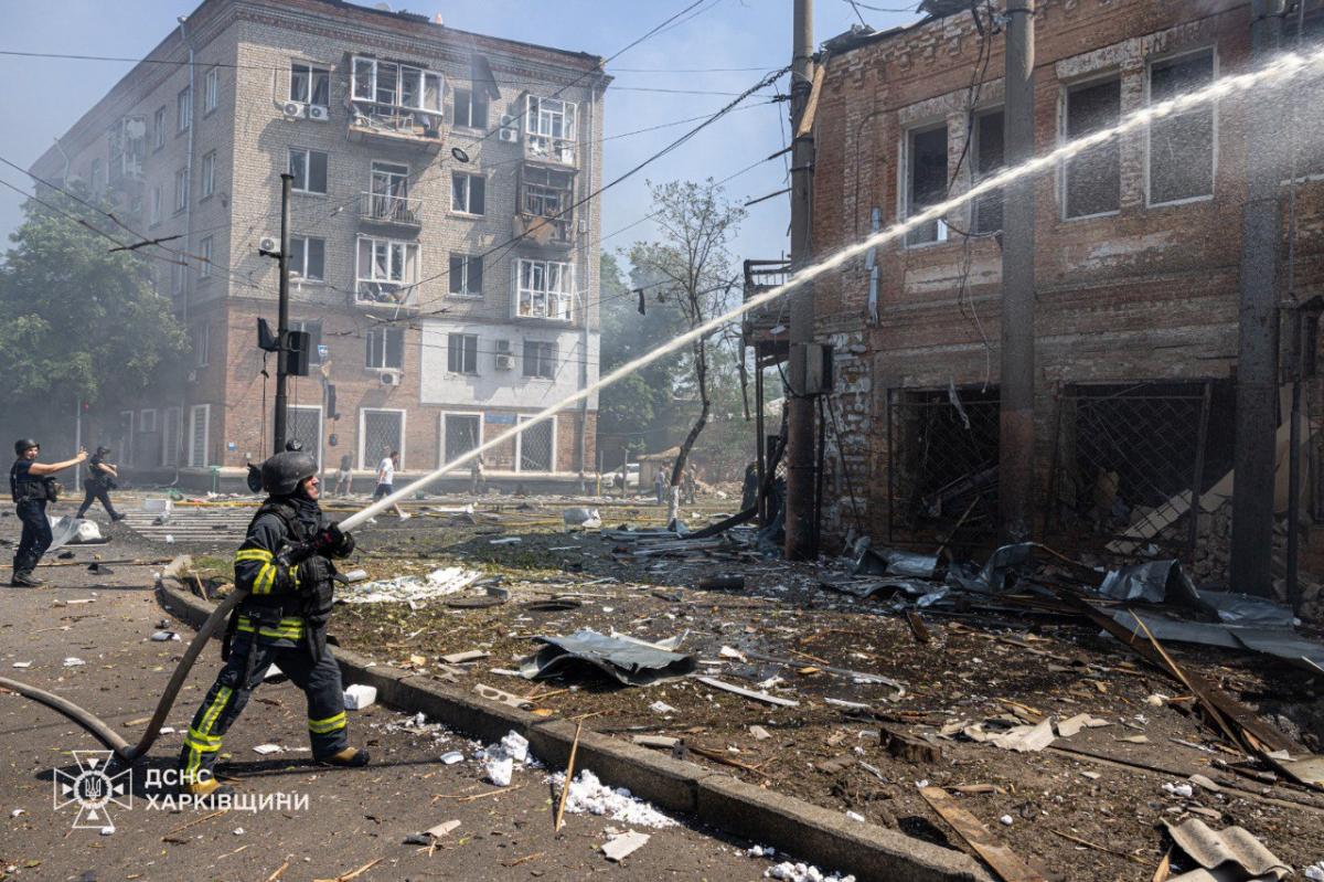 Внаслідок останньої російської атаки у Харкові зафіксовані прильоти у житлових масивах / фото ДСНС Внаслідок останньої російської атаки у Харкові зафіксовані прильоти у житлових масивах / фото ДСНС