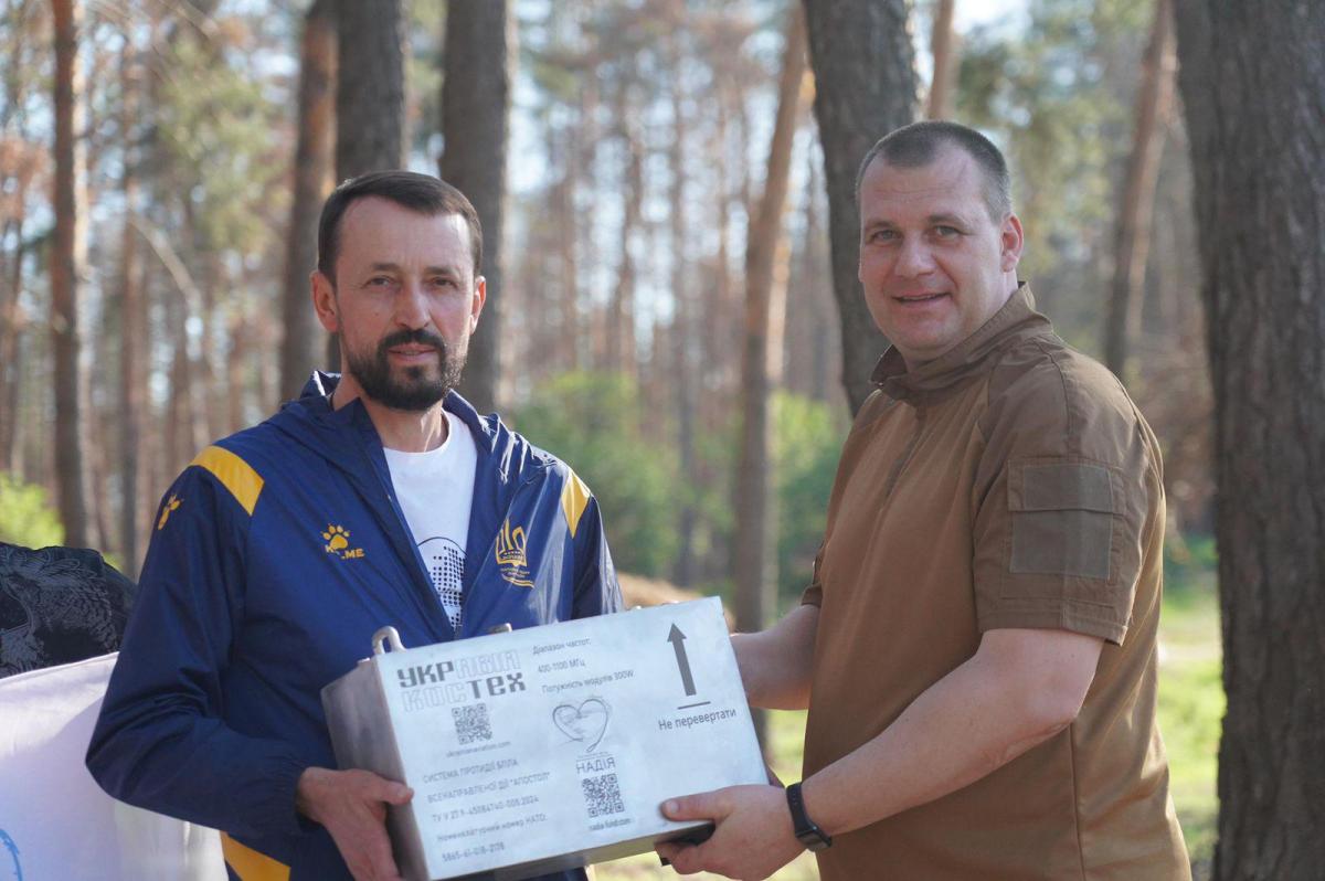 Валерій Дубіль, Віта Присяжнюк і фонд 'Надія' забезпечили захисників понад 800 одиницями критично важливої техніки Валерій Дубіль, Віта Присяжнюк і фонд 'Надія' забезпечили захисників понад 800 одиницями критично важливої техніки