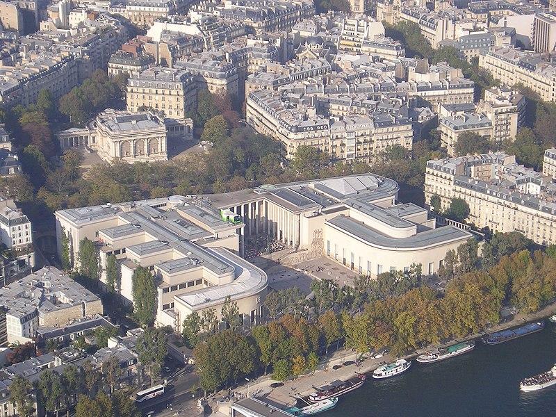 Сложное и красивое одновременно здание Токийского дворца / фото Википедия Сложное и красивое одновременно здание Токийского дворца / фото Википедия