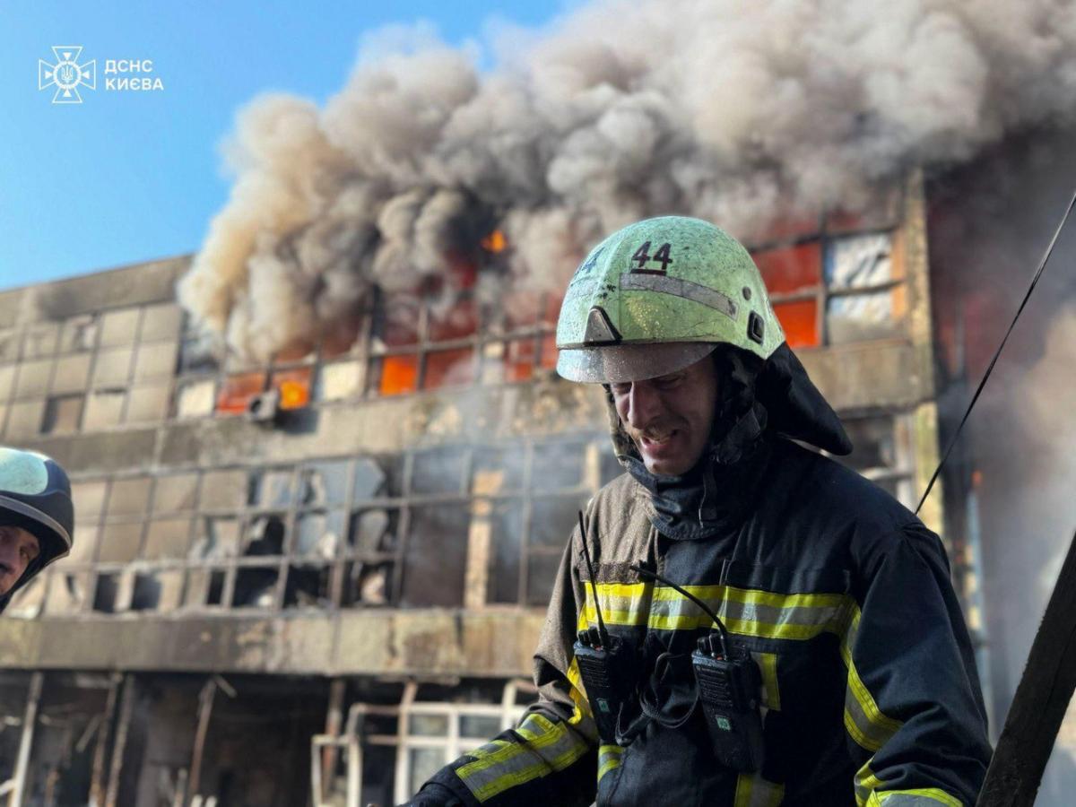 Росіяни били по Києву "шахедами" / фото ДСНС