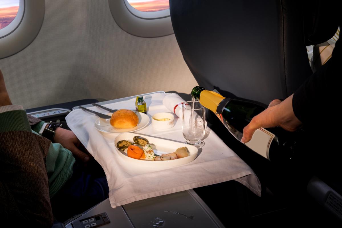 Стюардесса рассказала, какой напиток лучше не заказывать во время полета Стюардесса рассказала, какой напиток лучше не заказывать во время полета