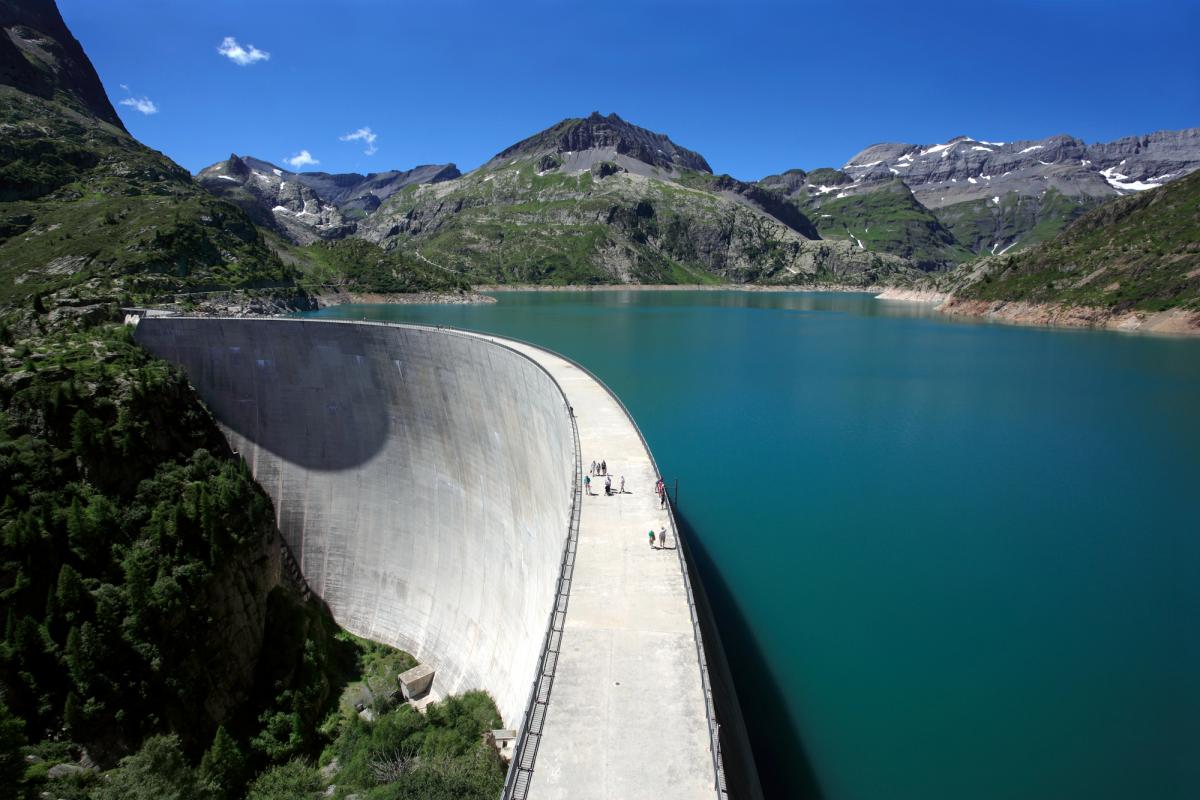 Сумарна вага води у греблях по всьому світу змінює земну вісь / фото ua.depositphotos.com Сумарна вага води у греблях по всьому світу змінює земну вісь / фото ua.depositphotos.com