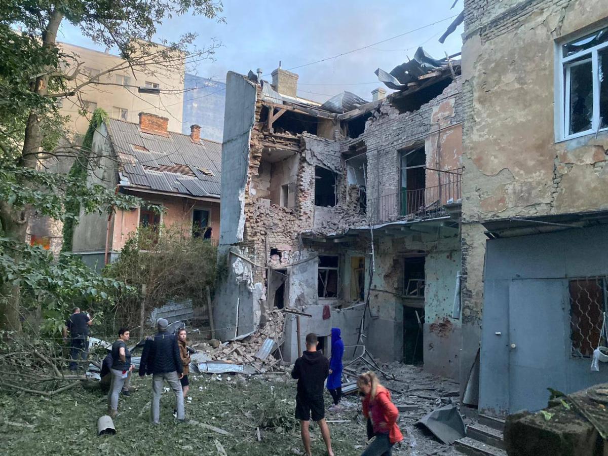 У Львові пошкоджено кілька будинків, зокрема житлових / фото Андрій Садовий У Львові пошкоджено кілька будинків, зокрема житлових / фото Андрій Садовий