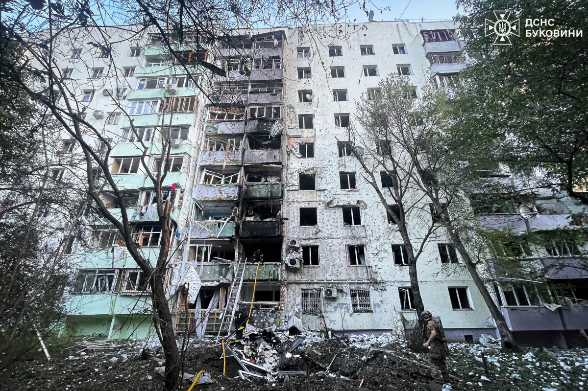 В результате вражеской атаки серьезно поврежден жилой дом / фото ГСЧС Буковины В результате вражеской атаки серьезно поврежден жилой дом / фото ГСЧС Буковины