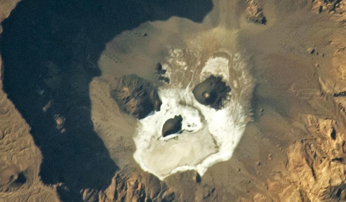 Этот "череп" является уникальным геологическим образованием / фото - NASA Earth Observatory Этот "череп" является уникальным геологическим образованием / фото - NASA Earth Observatory