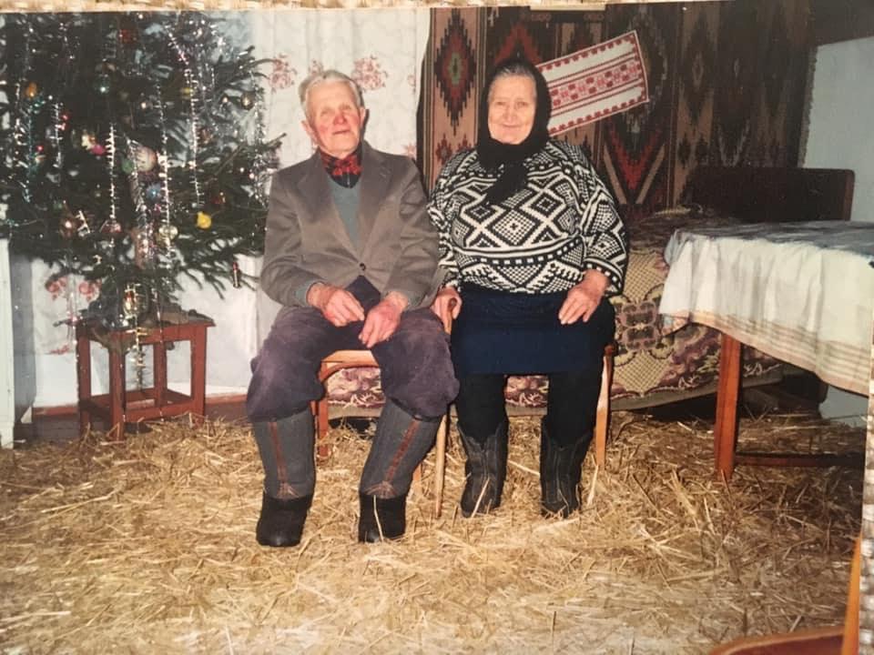 Нардеп Кравчук показала фото її дідуся і бабусі, які зазнали депортації / фото Євгенія Кравчук Нардеп Кравчук показала фото її дідуся і бабусі, які зазнали депортації / фото Євгенія Кравчук