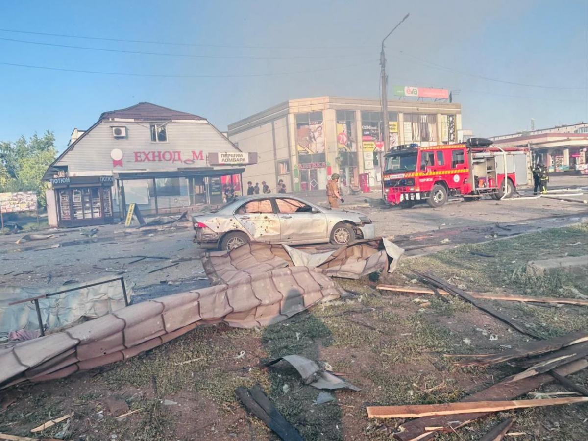 Через ворожий удар постраждало також багато магазинів та авто / фото t.me/VadymFilashkin Через ворожий удар постраждало також багато магазинів та авто / фото t.me/VadymFilashkin