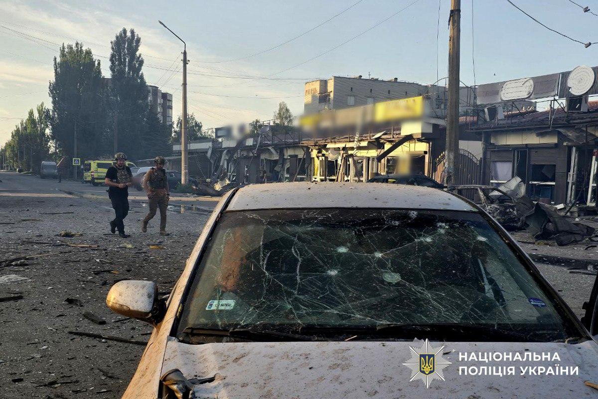 Россияне ударили по Доброполью / фото ГСЧС Россияне ударили по Доброполью / фото ГСЧС