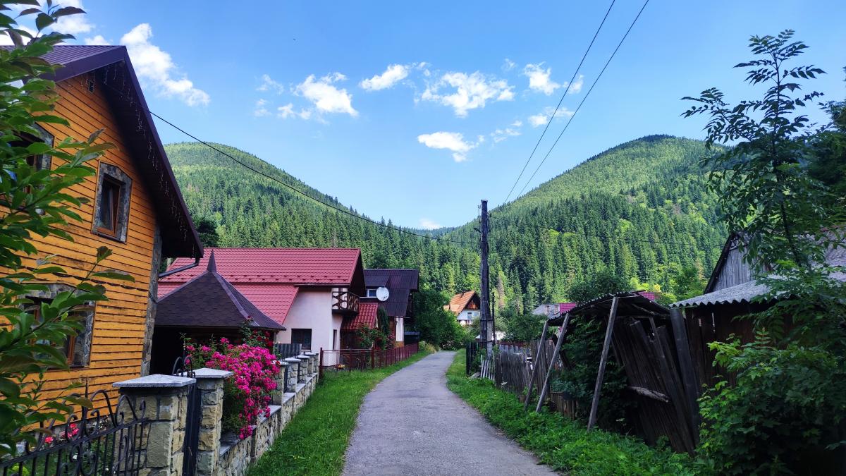 В Татарові багато приватних садиб здають туристам житло / фото Марина Григоренко В Татарові багато приватних садиб здають туристам житло / фото Марина Григоренко