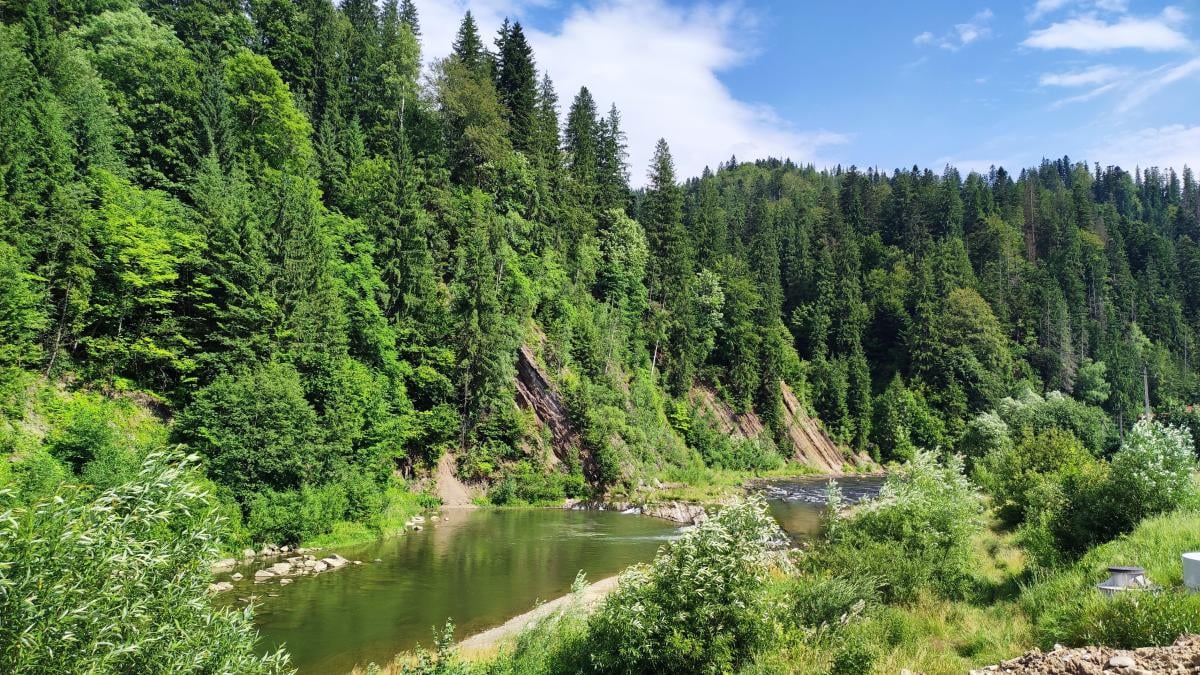 Краєвид на річку Прут за церквою / фото Марина Григоренко Краєвид на річку Прут за церквою / фото Марина Григоренко